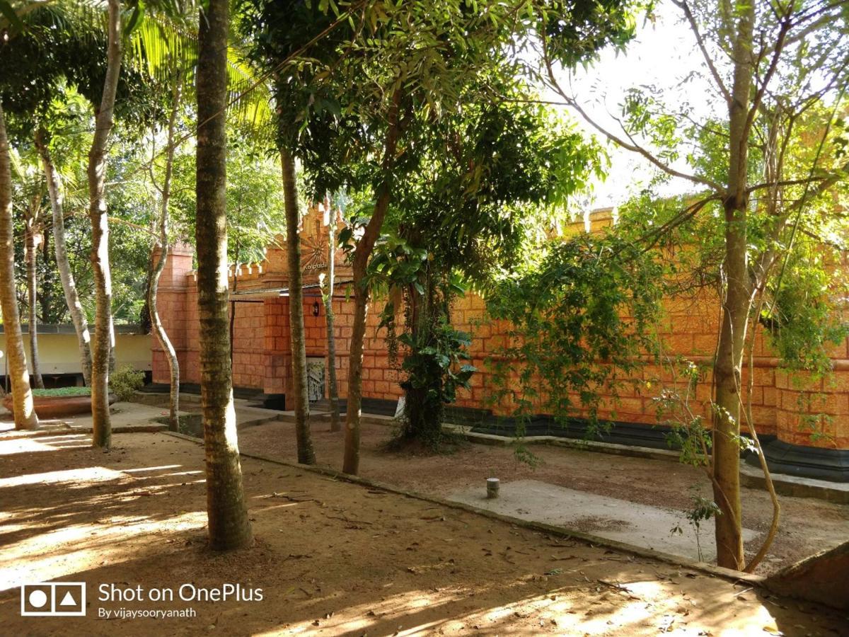 Kalpadiyil Hotel Balarampuram Kültér fotó